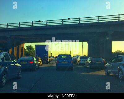 Das UK Bank Holiday Wochenende beginnt mit Staus auf der Autobahn M4 durch Berkshire. Stockfoto