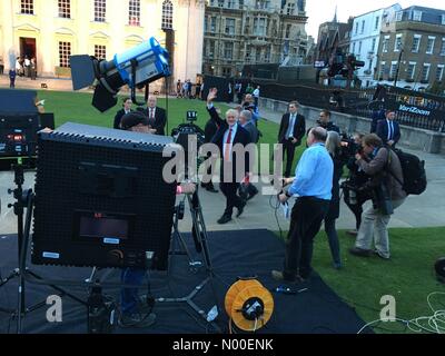 Cambridge, UK. 31. Mai 2017. Jeremy Corbyn rüberkommt, das Publikum zu begrüßen, nachdem der Cambridge Führer Credit diskutieren: Robert Evans/StockimoNews/Alamy Live News Stockfoto