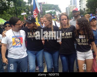 Caracas, Distrito Capital, Venezuela. 17. Juni 2017. Lilian Tintori, Frau des venezolanischen Oppositionsführers Leopoldo Lopez, venezolanischer Politiker Fredy Guevara während der März glauben Credit: Luis Molina/StockimoNews/Alamy Live News Stockfoto