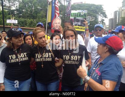 Caracas, Distrito Capital, Venezuela. 17. Juni 2017. Lilian Tintori Frau des venezolanischen Oppositionsführers Leopoldo Lopez mit der Mutter von Neomar Lander, die während der Proteste gegen die Regierung von Venezuela Kredit getötet wurde: Luis Molina/StockimoNews/Alamy Live News Stockfoto