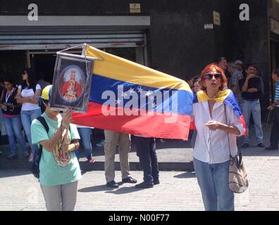 AV-Abraham Lincoln, Caracas, Distrito Capital, Venezuela. 17. Juni 2017. Frauen beten am Protest gegen die venezolanische Regierung in Caracas Credit: Luis Molina/StockimoNews/Alamy Live News Stockfoto