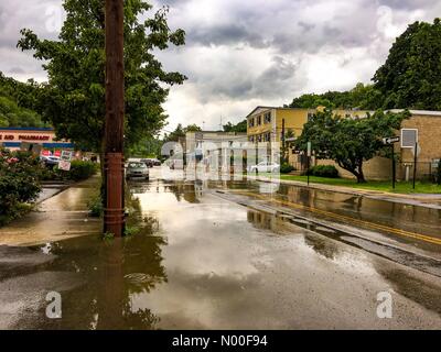 N Greeley Ave, Chappaqua, New York, USA. 19. Juni 2017. USA Wetter Chappaqua NY 19. Juni 2017 schwere Gewitter mit Starkregen verursachen Montagabend Bedingungen weit verbreitet für Sturzfluten in New York Tristate Bereich. Starke Regenfälle, die ganze Nacht zu erwarten. Bildnachweis: Marianne A. Campolongo/StockimoNews/Alamy Live-Nachrichten Stockfoto