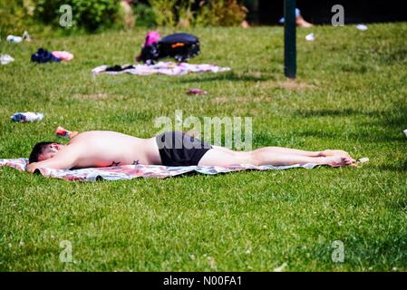 Großbritannien Wetter: Hitzewelle in Tilford. Tilford Rd, Tilford. 21. Juni 2017. Hitzewelle Bedingungen über den Home Counties heute fortgesetzt. Sonnenanbeter am Tilford nahe Godalming in Surrey. Bildnachweis: Jamesjagger/StockimoNews/Alamy Live-Nachrichten Stockfoto