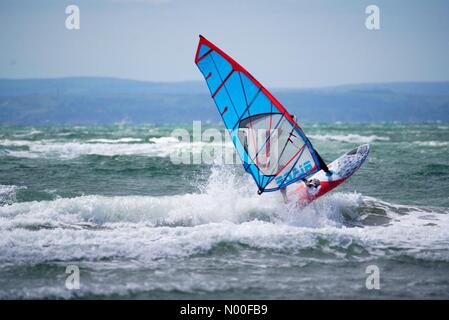 West Wittering Strand, West Sussex. 23. Juni 2017. UK-Wetter: Sonnig bei Wittering. Hellen und luftigen Bedingungen entlang der Südküste heute. Ein Windsurfer am Strand von West Wittering. Bildnachweis: Jamesjagger/StockimoNews/Alamy Live-Nachrichten Stockfoto