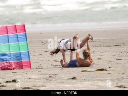 West Wittering Strand, West Sussex. 23. Juni 2017. UK-Wetter: Sonnig bei Wittering. Hellen und luftigen Bedingungen entlang der Südküste heute. Tagesausflügler West Wittering Beach. Bildnachweis: Jamesjagger/StockimoNews/Alamy Live-Nachrichten Stockfoto