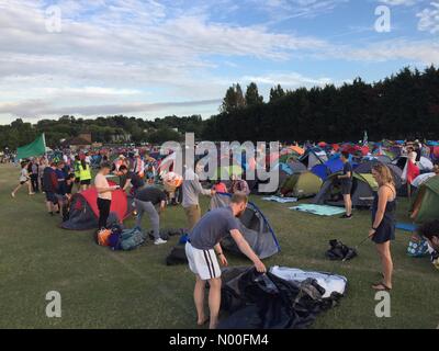 Revelstoke Rd, London, UK. 7. Juli 2017. 8. Juli 2017. Wimbledon, London, UK. Späte Anreise camping für mittleren Samstag Wimbledon Karten. Bildnachweis: Expo Foto/StockimoNews/Alamy Live-Nachrichten Stockfoto