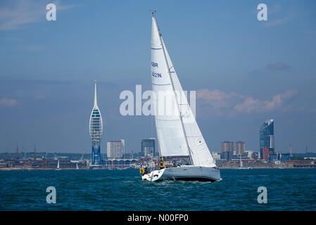 Portsmouth, UK. 9. Juli 2017. UK-Wetter: Sonnig auf dem Solent. Portsmouth, Hants. 9. Juli 2017. Hochdruck antizyklonalen Bedingungen brachte heute sonniges Wetter an der Südküste. Segeln vor Portsmouth in Hampshire. Bildnachweis: Jamesjagger/StockimoNews/Alamy Live-Nachrichten Stockfoto