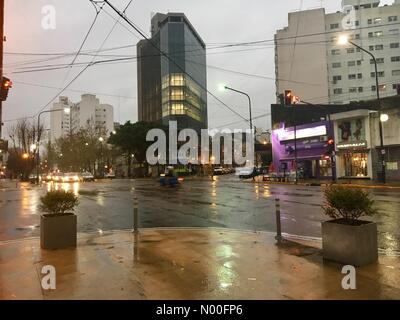 Calle 46 705, AHC La Plata, Buenos Aires, Argentinien. 9. Juli 2017. Regentag in La Plata, Argentinien-Credit: Federico Julien/StockimoNews/Alamy Live News Stockfoto