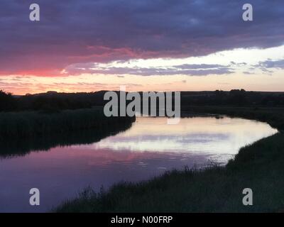 Arundel, UK. 13. Juli 2017. Großbritannien Wetter: Sonnenaufgang über den Fluss Arun. Der Causeway, Arundel. 13. Juli 2017. Clearing Wolkendecke in West Sussex im Morgengrauen heute Morgen. Sonnenaufgang über dem Fluss Arun in Arundel. Bildnachweis: Jamesjagger/StockimoNews/Alamy Live-Nachrichten Stockfoto