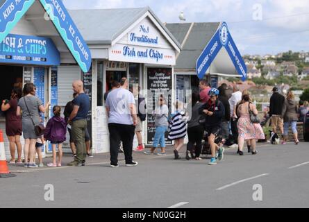 West Bay, Bridport, Dorset, UK. 30. Juli 2017. Großbritannien Wetter. Sonnig, aber sehr windigen Tag an der Küste. West Bay, Bridport, Dorset UK. Sonntag, 30. Juli 2017. Bildnachweis: CoCoJones/StockimoNews/Alamy Live-Nachrichten Stockfoto