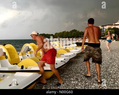 Italien Gewitter - Bardolino, Gardasee, Italien. Sonntag 6. August - Nach einer Woche extrem heißen Wetter Gewitter kommen über den Gardasee am Mittag. Stockfoto