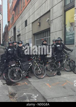 2Nd Avenue, Seattle, Washington, USA. 13 Aug, 2017. Seattle Bike Polizei überwachung Trump Demo in Seattle, 13. August 2017 Credit: Hugh Williamson/StockimoNews/Alamy leben Nachrichten Stockfoto