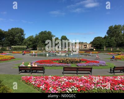 UK Wetter: Sonnig in Blackpool. Die italienischen Gärten im Stanley Park, Blackpool an einem sonnigen Wochenende Stockfoto