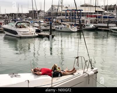 RedJet Terminal, Cowes, Großbritannien. 29 Aug, 2017. UK Wetter: Sonnig in Cowes. Yacht Haven Marina, Cowes. 29. August 2017. Hoher Druck antizyklonalen Bedingungen heiß und sonnig Wetter auf der Insel Wight brachte heute. West Cowes in Hampshire. Credit: jamesjagger/StockimoNews/Alamy leben Nachrichten Stockfoto