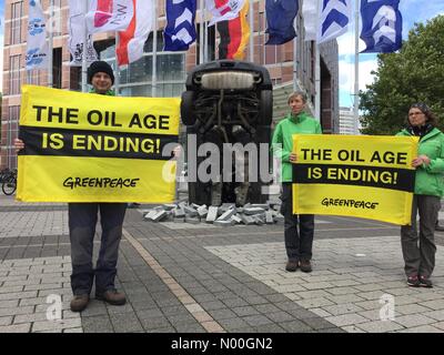 Frankfurt am Main, Deutschland. 12. September 2017. Frankfurt Motor Show 2017 Presse tag Vorschau von neuen Autos. Greenpeace-aktion außerhalb Messe Eingang. Credit: highbrow/StockimoNews/Alamy leben Nachrichten Stockfoto