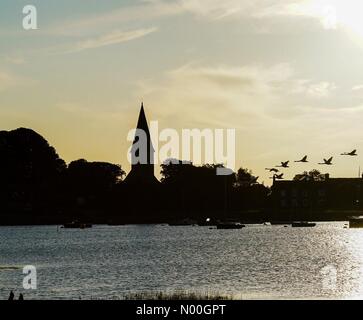 Hafen weg, Chidham, UK. 14 Sep, 2017. UK Wetter: Sonnenaufgang über Bosham. Hafen weg, chidham. Einen schönen Start in den Tag über der Südküste. Sonnenaufgang über Bosham in der Nähe von Chichester in West Sussex. Credit: jamesjagger/StockimoNews/Alamy leben Nachrichten Stockfoto