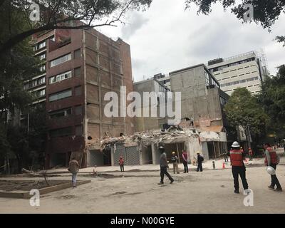 Ciudad de México, Ciudad de México, Mexiko. 23 Sep, 2017. Was bleibt von einem 7-stöckiges Apartment Gebäude brach nach 7.1 Erdbeben in Mexiko Stadt. Der Fotojournalist und Newswear Eigentümer Wesley Bocxe verletzt wurde und seine Frau Elisabeth Esguerra getötet. Credit: Chico Sanchez/StockimoNews/Alamy leben Nachrichten Stockfoto