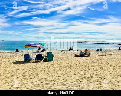 CT, USA. 26 Sep, 2017. USA Wetter Rocky Neck State Park Niantic Connecticut 26. Sept 2017 Hitzewelle mit Temperaturen nahe 80 Grad Menschen einen Strandtag im Herbst geniessen. Quelle: Marianne A. Campolongo/StockimoNews/Alamy leben Nachrichten Stockfoto