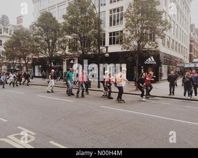 London, Großbritannien. 08 Okt, 2017. roller Skater auf der Oxford Street, London, UK Credit: Charlotte machin/stockimonews/alamy leben Nachrichten Stockfoto