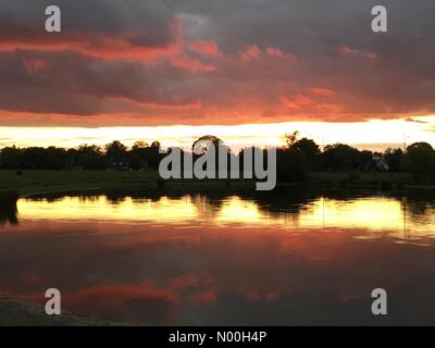 London, Großbritannien. 08 Okt, 2017. Sonnenuntergang von Wimbledon Common in South West London gesehen.: Rob Powell/stockimonews/alamy leben Nachrichten Stockfoto