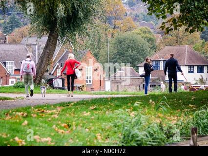 Wetter in Großbritannien: Bewölkt in Godalming. Woolsack Way, Godalming. Oktober 2017. Milde und bewölkte Bedingungen über den Home Counties heute. Der Fluss Wey Navigations in Godalming in Surrey. Quelle: Jamesjagger/StockimoNews/Alamy Live News Stockfoto