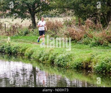 Wetter in Großbritannien: Bewölkt in Godalming. Woolsack Way, Godalming. Oktober 2017. Milde und bewölkte Bedingungen über den Home Counties heute. Der Fluss Wey Navigations in Godalming in Surrey. Quelle: Jamesjagger/StockimoNews/Alamy Live News Stockfoto