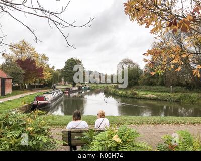 Wetter in Großbritannien: Bewölkt in Godalming. Woolsack Way, Godalming. Oktober 2017. Milde und bewölkte Bedingungen über den Home Counties heute. Der Fluss Wey Navigations in Godalming in Surrey. Quelle: Jamesjagger/StockimoNews/Alamy Live News Stockfoto