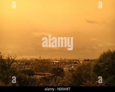 London, Großbritannien. 16 Okt, 2017. de Wetter. der Himmel über London wird orange als Überreste von Hurrikan ophelia Staub aus der Sahara und von Waldbränden auf der iberischen Halbinsel Credit: Steve hell/stockimonews/alamy leben Nachrichten Stockfoto