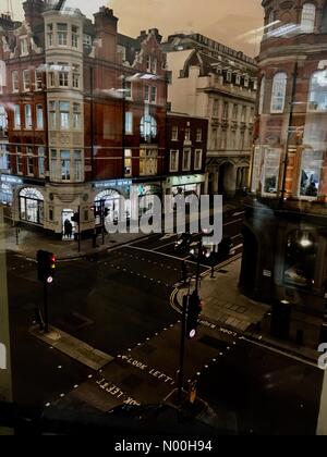 London, Großbritannien. 16. Oktober 2017. unheimliche Dunkelheit über das Londoner West End am Nachmittag steigt mit Staub und Sand aus der Sahara Credit: Peter Smith/stockimonews/alamy leben Nachrichten Stockfoto