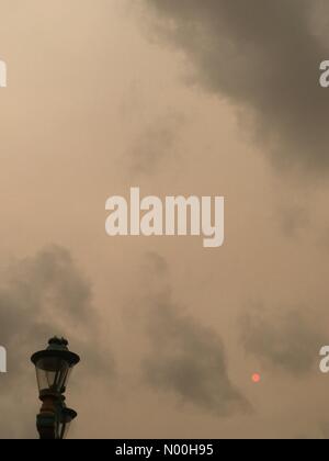 London, Großbritannien. Oktober 2017. Die rote Sonne ist am Montag, den 16. Oktober 2017, von der Southwark Bridge in London aus zu sehen. Credit: Louisa Cook/StockimoNews/Alamy Live News Stockfoto