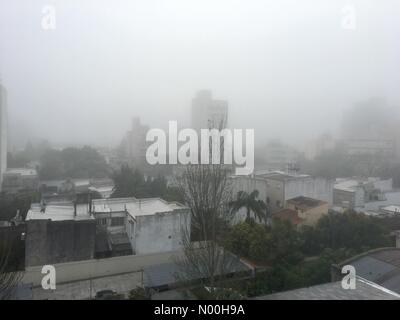 Calle 14 1472, CSB La Plata, Buenos Aires, Argentinien. Oktober 2017. Tag mit viel Nebel in der Stadt La Plata, Argentinien Credit: Federico Julien/StockimoNews/Alamy Live News Stockfoto