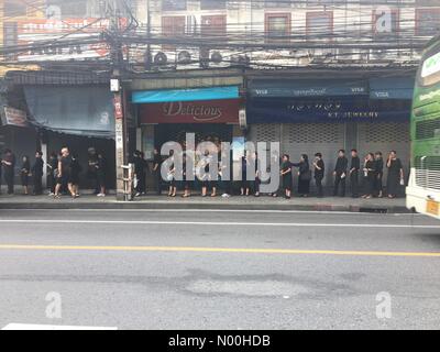 Khwaeng Silom, khet Bang Rak, Krung Thep Maha Nakhon, Thailand. 26 Okt, 2017. people Queuing für kostenlosen Bus königlichen Palast für König Einäscherung Kredit zu erreichen: vpsmedia/stockimonews/alamy leben Nachrichten Stockfoto