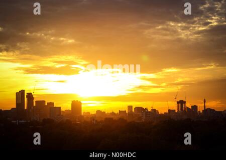 London, Großbritannien. 25 Okt, 2017. de Wetter. brennen Herbst Sonnenuntergang über London. Credit: dawud Marsh/stockimonews/alamy leben Nachrichten Stockfoto