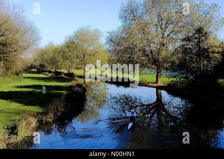 Uk Wetter. herrliche Tag Rudern auf dem Fluss itchen Winchester credit Paul Chambers Stockfoto