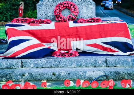 Gedenktag, Godalming. Brighton Rd, Godalming. 12.. November 2017. Menschenmassen versammelten sich am Kriegsdenkmal in der Kirche von Busbridge zum Gedenkgottesdienst. Ein Akt der Erinnerung, Godalming, Surrey. Kredit: Jamesjagger/StockimoNews/Alamy Live Nachrichten Stockfoto