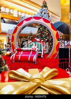 Garden City, New York, USA. 12 Nov, 2017 Santa Claus sitzt im grossen Schlitten warten auf Kinder zu Besuch Foto von festlichen Weihnachtsbaum urlaub Anzeige berücksichtigt, an der Long Island Shopping mall Roosevelt Field. Credit: aparry/stockimonews/alamy Leben Nachrichten haben Stockfoto