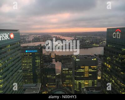 London, Großbritannien. 21 Nov, 2017 Sonnenaufgang über Canary Wharf mit Blick über den Fluss thanes.: Rob Carter/stockimonews/alamy leben Nachrichten Stockfoto