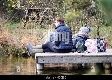 Elstead, Großbritannien. Dezember 2017. Wetter in Großbritannien: Kalt, aber trocken in Elstead. Thursley Rd, Elstead. Dezember 2017. Kalte, aber trockene Bedingungen über den Home Counties heute. Damen, die Elstead Moat bei Godalming in Surrey genießen. Quelle: Jamesjagger/StockimoNews/Alamy Live News Stockfoto