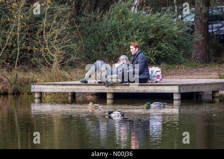 Elstead, Großbritannien. Dezember 2017. Wetter in Großbritannien: Kalt, aber trocken in Elstead. Thursley Rd, Elstead. Dezember 2017. Kalte, aber trockene Bedingungen über den Home Counties heute. Damen, die Elstead Moat bei Godalming in Surrey genießen. Quelle: Jamesjagger/StockimoNews/Alamy Live News Stockfoto