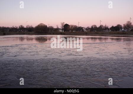 London, Großbritannien. 9. Dezember, 2017. Ein eisiger Teich im Morgenlicht bei Sonnenaufgang auf Wimbledon Common Credit: Katie Collins/StockimoNews/Alamy leben Nachrichten Stockfoto