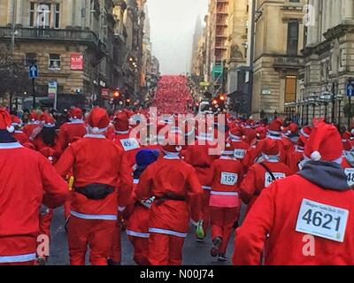 Glasgow, UK. 10 Dez, 2017. Santa Dash 2017, Glasgow, Schottland. Ein Spaß für die ganze Familie in der Nächstenliebe - in diesem Jahr bei einer Temperatur von -7 °C! Credit: Hoyerman/StockimoNews/Alamy leben Nachrichten Stockfoto