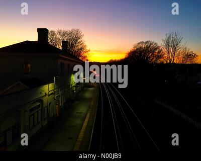 Brighton, East Sussex. Dezember 2018 18. UK Wetter. Am Abend Sonnenuntergang über Brighton, wie von London Road Bahnhof gesehen. Credit: Francesca Moore/StockimoNews/Alamy leben Nachrichten Stockfoto