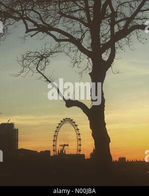 London, Großbritannien. 18 Dez, 2017. Dezember Wetter in Central London. Frosty Sonnenuntergang an einem kühlen Montag in der Nähe von London Eye. Credit: Julija/StockimoNews/Alamy leben Nachrichten Stockfoto