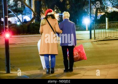 Guildford, Großbritannien. 23 Dez, 2017. Weihnachten 2017: Late night shopping in Guildford. High Street, Guildford. 23. Dezember 2017. Last Minute Schnäppchen jagen vor Weihnachten. Late night shopping in Guildford, Surrey. Credit: jamesjagger/StockimoNews/Alamy leben Nachrichten Stockfoto