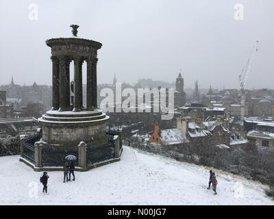 Edinburgh, Schottland. 29 Dez, 2017. UK Wetter. Edinburgh, Schottland. 29. Dezember, 2017. Blick auf Edinburgh von Calton Hill als Schnee fällt auf die Stadt. Credit: highbrow/StockimoNews/Alamy leben Nachrichten Stockfoto