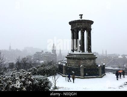 Edinburgh, Schottland. 29 Dez, 2017. UK Wetter. Edinburgh, Schottland. 29. Dezember, 2017. Blick auf Edinburgh von Calton Hill als Schnee fällt auf die Stadt. Credit: highbrow/StockimoNews/Alamy leben Nachrichten Stockfoto