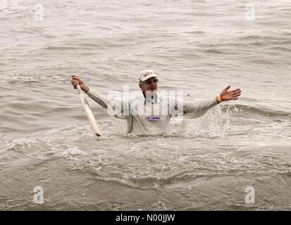 Wittering, UK. 1 Jan, 2018. Tag des Neuen Jahres: Der große Sprung in Wittering. Shore Rd, East Wittering. 01. Januar 2018. Kalten und nassen Wetter entlang der Südküste heute. Schwimmer waren an den Grossen Sprung in East Wittering abschrecken. Credit: jamesjagger/StockimoNews/Alamy leben Nachrichten Stockfoto