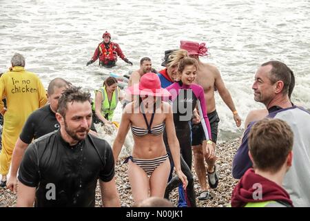 Wittering, UK. 1 Jan, 2018. Tag des Neuen Jahres: Der große Sprung in Wittering. Shore Rd, East Wittering. 01. Januar 2018. Kalten und nassen Wetter entlang der Südküste heute. Schwimmer waren an den Grossen Sprung in East Wittering abschrecken. Credit: jamesjagger/StockimoNews/Alamy leben Nachrichten Stockfoto