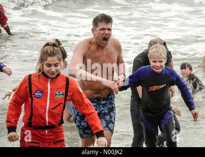 Wittering, UK. 1 Jan, 2018. Tag des Neuen Jahres: Der große Sprung in Wittering. Shore Rd, East Wittering. 01. Januar 2018. Kalten und nassen Wetter entlang der Südküste heute. Schwimmer waren an den Grossen Sprung in East Wittering abschrecken. Credit: jamesjagger/StockimoNews/Alamy leben Nachrichten Stockfoto