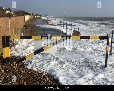 Felpham in der Nähe von Chichester, Großbritannien. 3. Januar, 2017. Überflutete Promenade bei Flut, Felpham in der Nähe von Chichester bei Unwetter Eleanor, 3. Januar 2018 Credit: Stuart C. Clarke/StockimoNews/Alamy Live News Credit: Stuart C. Clarke/StockimoNews/Alamy leben Nachrichten Stockfoto